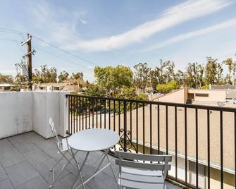 Striking Burlingame 2BR w/ Parking & A/C, nr Caltrain, by Blueground - Burlingame - Balcony