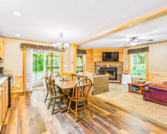 Schroon River Bend Getaway - Schroon Lake - Dining room