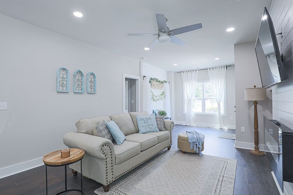 Southern Luxury Cottage Located in the Heart of Atlanta | Sleeps 12 - Atlanta - Bedroom