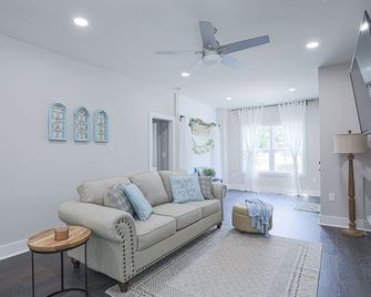 Southern Luxury Cottage Located in the Heart of Atlanta | Sleeps 12 - Atlanta - Bedroom