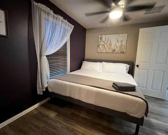 Relax, Snap, and Stream In Style. Spacious 4 King Bed Room w/Game Room. - River Oaks - Schlafzimmer