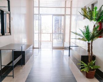 Stop-N-Stay Inn - Valencia City - Front desk