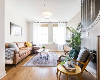 Sleek Apt in Historic DT Macon - Macon - Huiskamer