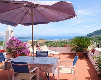 Villa Venturina B: A bright and sunny independent house which faces the sun and the sea, with Free WI-FI. - Barano d'Ischia - Balcone