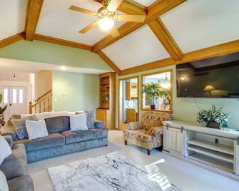 Overland Park Family Home w/ Game Room & Backyard! - Overland Park
