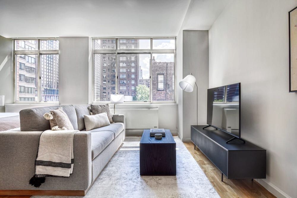 Luxe UES Studio w/ DM, Elevator & Gym, nr Central Park, by Blueground - ניו יורק - סלון
