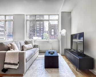 Luxe UES Studio w/ DM, Elevator & Gym, nr Central Park, by Blueground - ניו יורק - סלון
