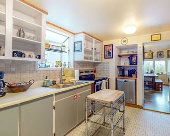 Original West Seattle beach cottage with amazing Elliott Bay views - dogs OK - Seattle - Cucina