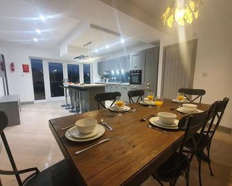 4 Br Luxury House. Bike Park Wales. Secure Bike Store. Brecon Beacons - Mountain Ash - Dining room