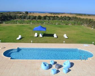 quiet pool villa with sea and mountain views - Al Huwariyah - Piscina