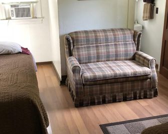 One bedroom cottage - Family owned/operated since 1923 - Ray Brook - Living room