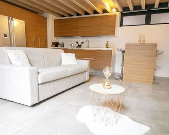 Design Central Apartment - Bergamo - Living room