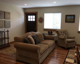 Downtown Cody!!! Bobbi's Bunkhouse C - Cody - Living room