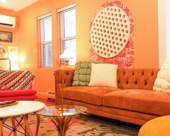 The house of id; accessible dopamine rental, vintage shop, near Boston/Gillette - Norwood - Soggiorno