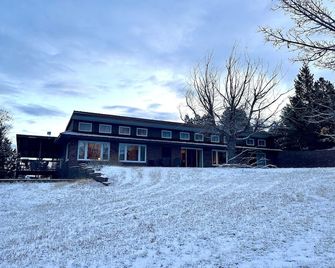 Charming, Spacious, Contemporary Mountain Retreat - Whitehall - Building