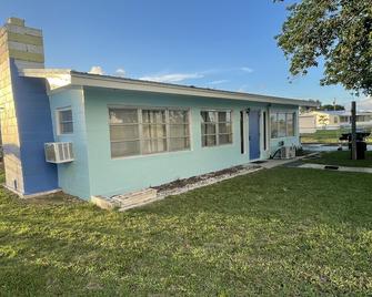Rim Canal - Access To Fishing, Just Off Lake Okeechobee! 1 Bedroom Cottage by RedAwning - Okeechobee - Building