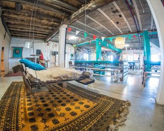 Surf Camp San Sebastian Partyhostel - San Sebastian - Building