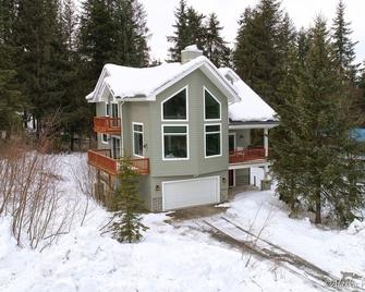 Amazing location with hot tub and front row views of Mt. Alyeska - Girdwood - Building