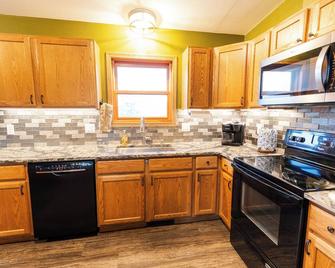 Quiet 3 bedroom house on 11 acres with 3 acre fully stocked private pond. - Milton - Cocina