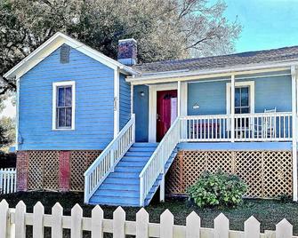 Immaculate Cottage in the Historic District. Quiet street, large fenced yard. - Washington - Building