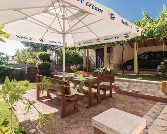 2 Bedroom Amazing Home In Pula - Пула - Патіо