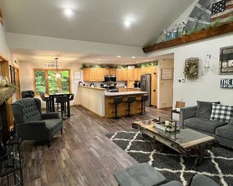 Beachfront 3-bedroom vacation home steps to Lake Superior - Ontonagon - Sala de estar