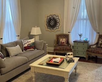 Once Upon a Time Cottage, home away from home. Dog friendly, close to downtown - Paducah - Living room