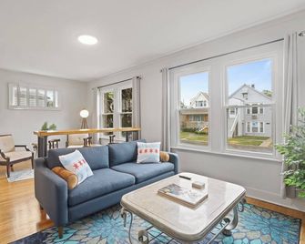 Berwyn Bungalow - Explore Chicago from a Modern, Hip Bungalow vacation home. - Berwyn - Living room