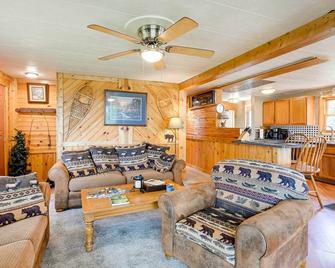 Cozy Bay City Abode with Deck and Fire Pit, Near Lakes - Bay City - Living room