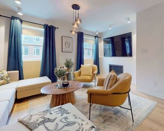 Casa Hotel Elegant 2BR Suite in Leslieville - Toronto