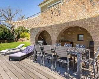 Élégante maison à Vichy : piscine chauffée, jardin arboré, terrasse et climatisation - FR-1-489-494 - Vichy - Patio