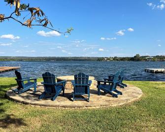 Waterfront Fun on Inks Lake - Burnet - Binnenhof