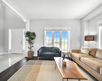 Lavish Home on Hamilton Mountain - Hamilton - Living room