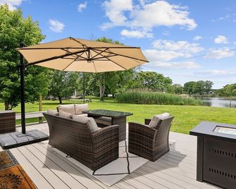 Waterfront House: Hot Tub, Fire Pit, & Views - Chester - Patio