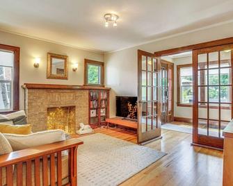 Cozy Cheyenne Home With Yard Less Than 1 - Cheyenne - Living room