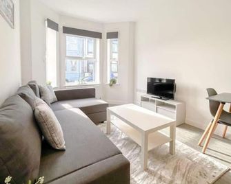 Wellington Road Apartment 1 - Great Yarmouth - Living room