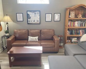 Dt 323 Kessler Cottage - New Braunfels - Living room