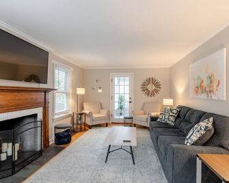 Convenient Location in a Quiet Neighborhood - Syracuse - Living room