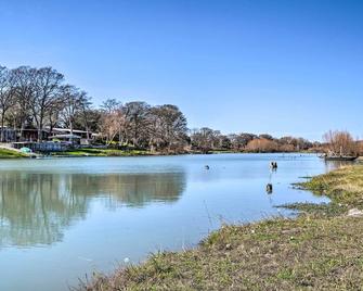 Waterfront Studio with Fire Pit on Lake Dunlap! - New Braunfels