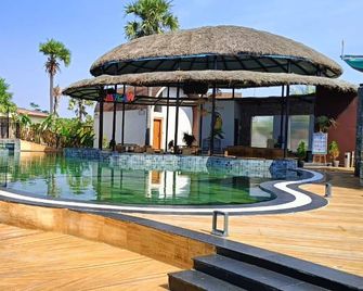 V Hotels And Resorts - Chīrāla - Pool
