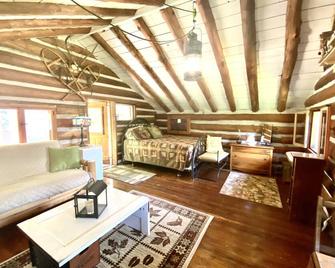 Your Own Private Lake, Pet Friendly, Luxury Family Retreat, up to 10 guests. - Dwight - Living room