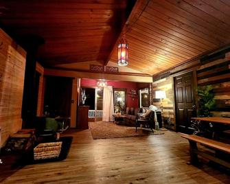 Cozy Mountain Cabin on the River - Granite Falls - Living room