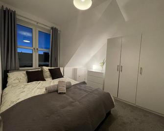 Carvetii - Edward House D - 2 Dbl bed 2nd floor flat - Dunfermline - Bedroom