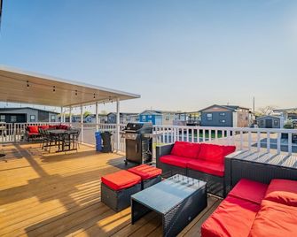 Brand new 3 bedroom cottage at Sherkston Shores beach resort! - Port Colborne - Balcony