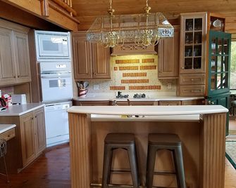 Waterfront cabin/Military discount/ Kayaks/ Fire pit/ beach/No pet fee/ deck - Lubec - Cocina