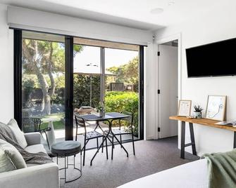 Studio One - Luxe Apartment, across from beach, walk to local shops - Mount Martha - Living room