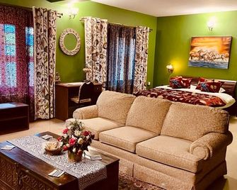 Habba Kadal Kashmiri Heritage Hotel & Hub - Coonoor - Obývací pokoj