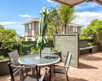 Boatshed Motel Apartments - Mount Maunganui - Patio