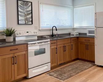 Town and Country Cottage. Located in the heart of Intercourse, Pa. - Ronks - Kitchen