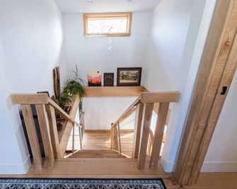 2 miles to Ricketts Glen. Updated and cozy schoolhouse with porch and fire pit. - Benton - Stairs
